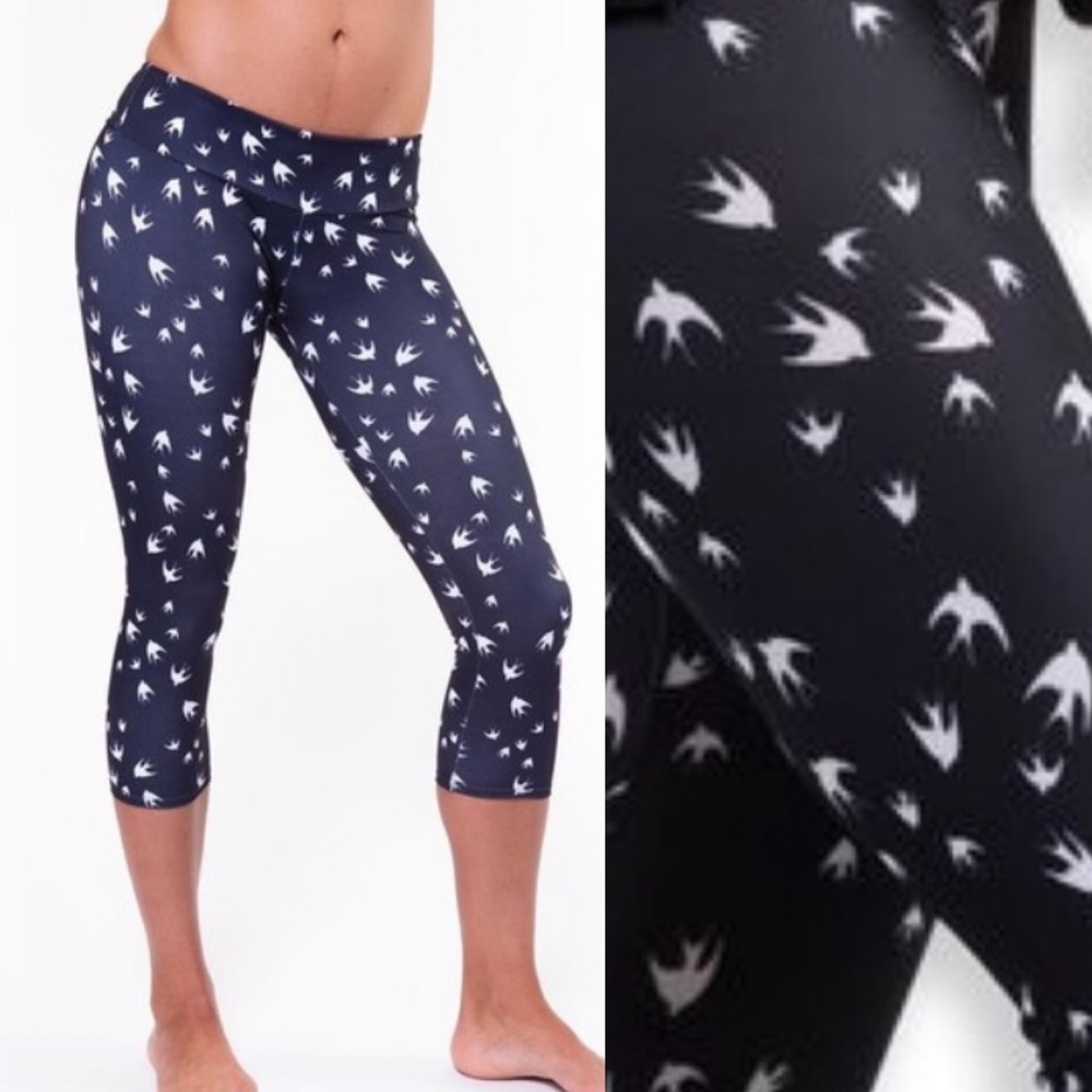 Onzie Bird Novelty Graphic Print Cropped Leggings: Black & White